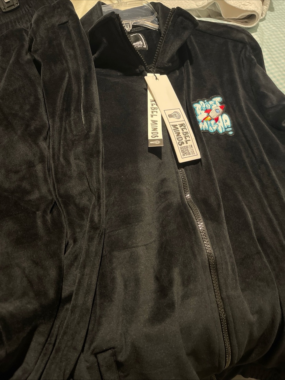 REBEL MINDS Black Velour Zip Women’s XL Jogging Suit  with Embroidered Patch NEW